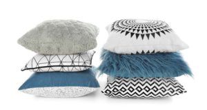 Coussins bleus, blancs et gris