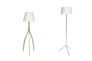 Lampes sur pieds, blanches en bois et en acier.