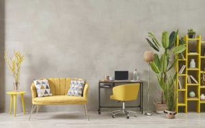 Salon avec table, canapé, fauteuil et étagère jaunes.