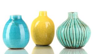 Vases bleu, jaune et vert en céramique.