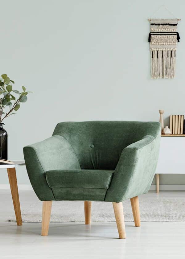 Salon avec fauteuil en velours vert, mis en valeur par notre gris clair ALUMINIUM - N°1979 Peintures 1825