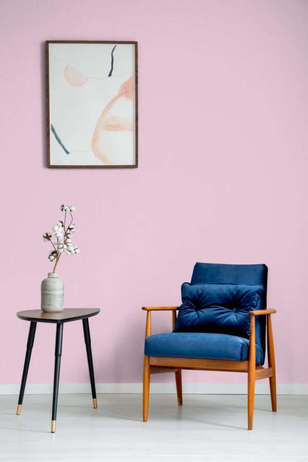 Salon avec fauteuil en velours bleu, mis en valeur par notre rose BABYDOLL - N°1906 Peintures 1825