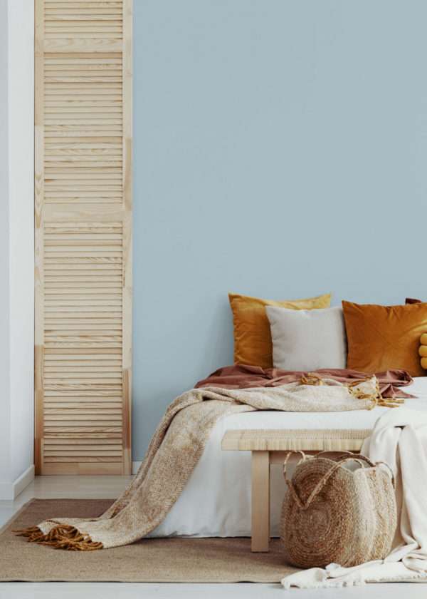 Chambre à coucher avec meubles en bois et coussins orange, mise en valeur par notre bleu gris BELLE-ÎLE - N°1988 Peintures 1825
