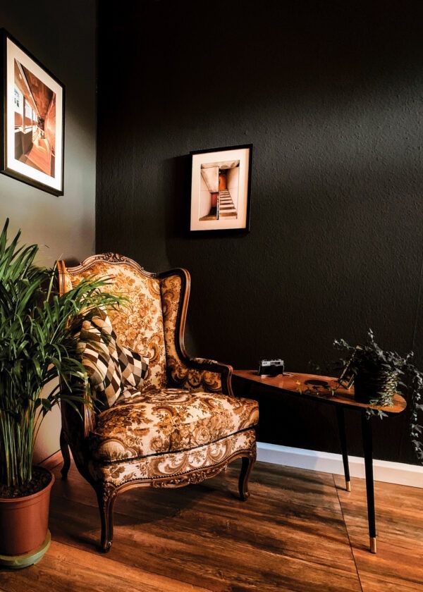 Salon avec fauteuil ancien et table en bois, mis en valeur par notre noir BLACK IS BACK - N°2015 Peintures 1825