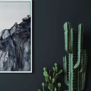 Salon avec cadre mural et cactus, mis en valeur par notre bleu profond BLEU HAKAMA - N°2046 Peintures 1825