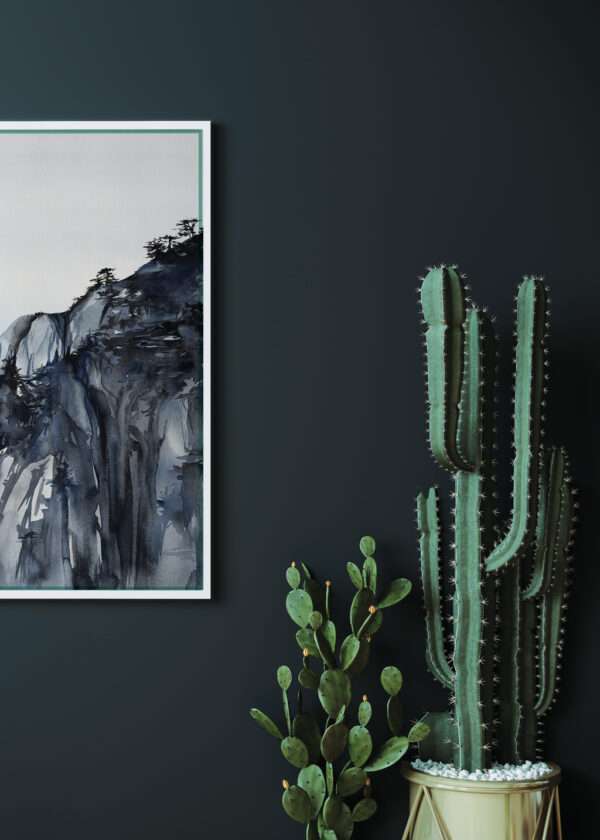 Salon avec cadre mural et cactus, mis en valeur par notre bleu profond BLEU HAKAMA - N°2046 Peintures 1825