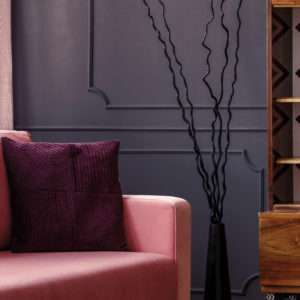 Salon avec canapé en cuir rose et mobilier en bois foncé, mis en valeur par notre violet CASSIS - N°2071 Peintures 1825