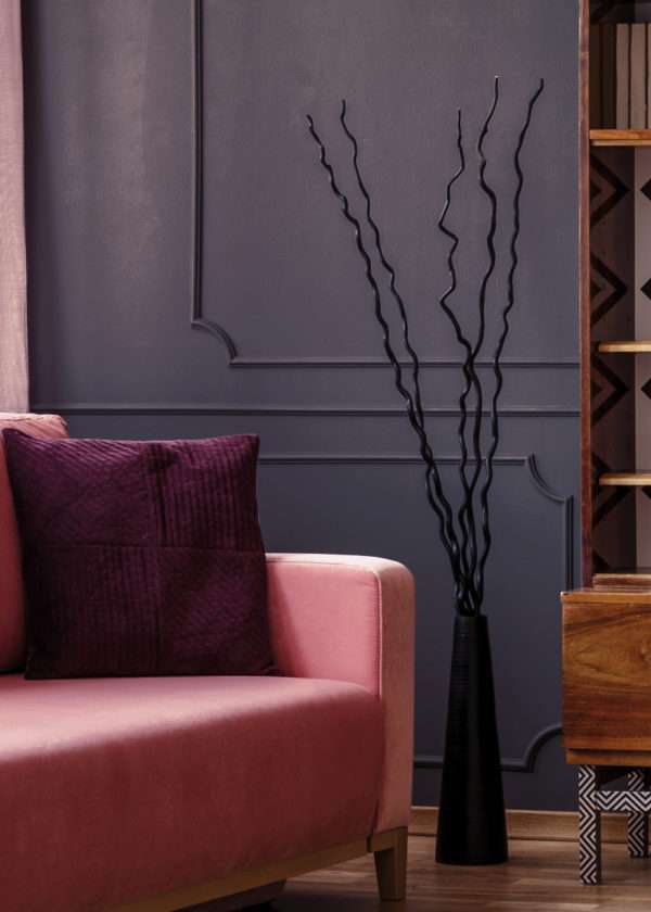 Salon avec canapé en cuir rose et mobilier en bois foncé, mis en valeur par notre violet CASSIS - N°2071 Peintures 1825