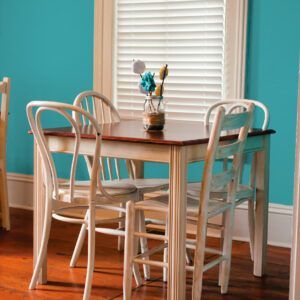 Salle à manger avec table et chaises blanches en bois, mise en valeur par notre bleu turquoise CÉLADON - N°2069 Peintures 1825