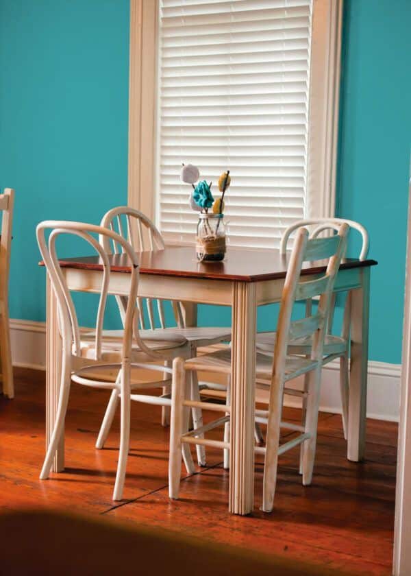 Salle à manger avec table et chaises blanches en bois, mise en valeur par notre bleu turquoise CÉLADON - N°2069 Peintures 1825