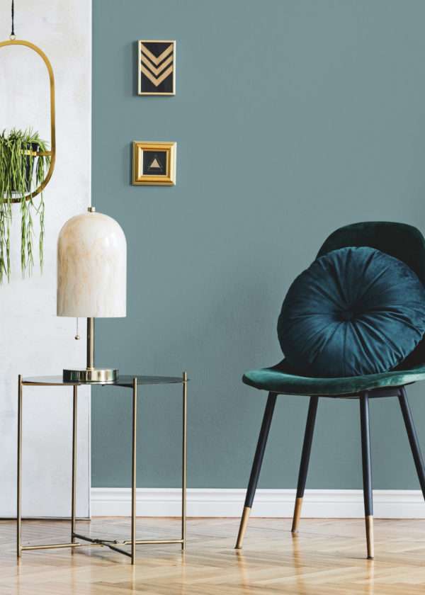 Salon avec chaise en velours vert et coussin bleu, mise en valeur par notre bleu gris CIEL D'ORAGE - N°1995 Peintures 1825