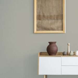 Salon épuré et moderne avec console blanche et vases en terre cuite, mis en valeur par notre gris moyen intemporel CONDOR - N°2037 Peintures 1825
