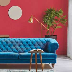 Salon avec canapé bleu vif, mis en valeur par notre rouge framboise CORAL COD - N°2048. Peintures 1825
