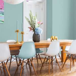 Salle à manger avec grande table en bois et chaises colorées, mise en valeur par notre bleu gris CÔTE D'OPALE - N°1949 Peintures 1825