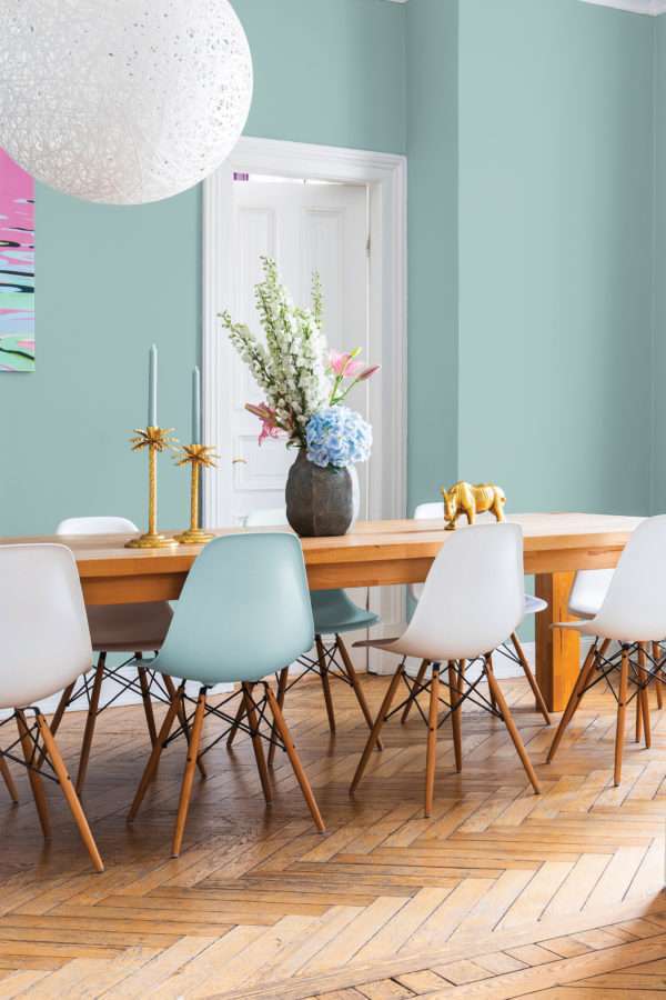 Salle à manger avec grande table en bois et chaises colorées, mise en valeur par notre bleu gris CÔTE D'OPALE - N°1949 Peintures 1825