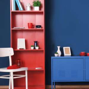 Bureau avec chaise blanche, étagère rouge et commode bleue, mis en avant par notre bleu vif ELECTRIC BLUE - N°2013 Peintures 1825