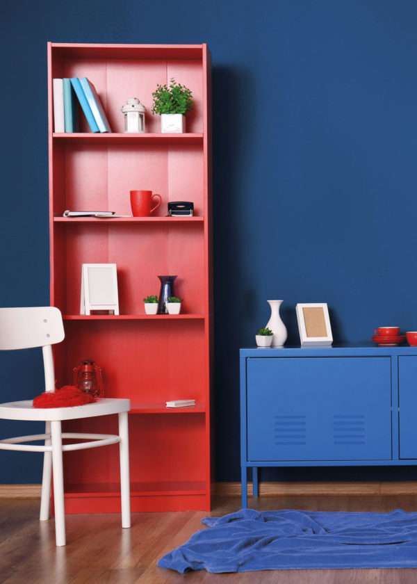 Bureau avec chaise blanche, étagère rouge et commode bleue, mis en avant par notre bleu vif ELECTRIC BLUE - N°2013 Peintures 1825