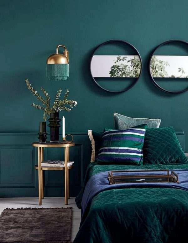 Chambre à coucher chic avec parure de lit en velours vert émeraude, mise en valeur par notre vert émeraude EMERALD GECKO - N°2031 Peintures 1825