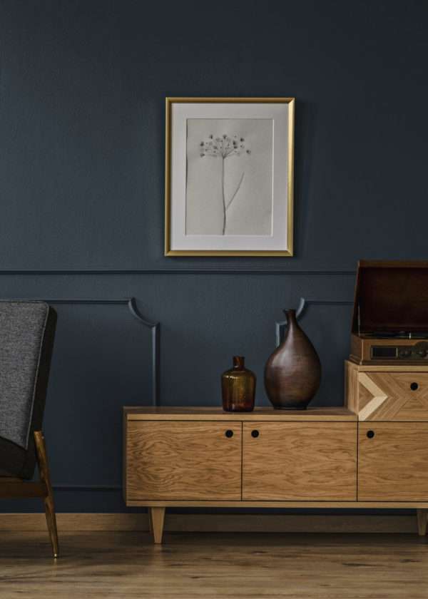 Salon chic avec meuble en bois, mis en valeur par notre gris foncé presque noir ENCRE - N°2057 Peintures 1825