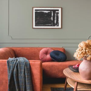 Salon avec canapé rouge et table en bois, mis en valeur par notre gris GRIS DE XIAN - N°2053 Peintures 1825