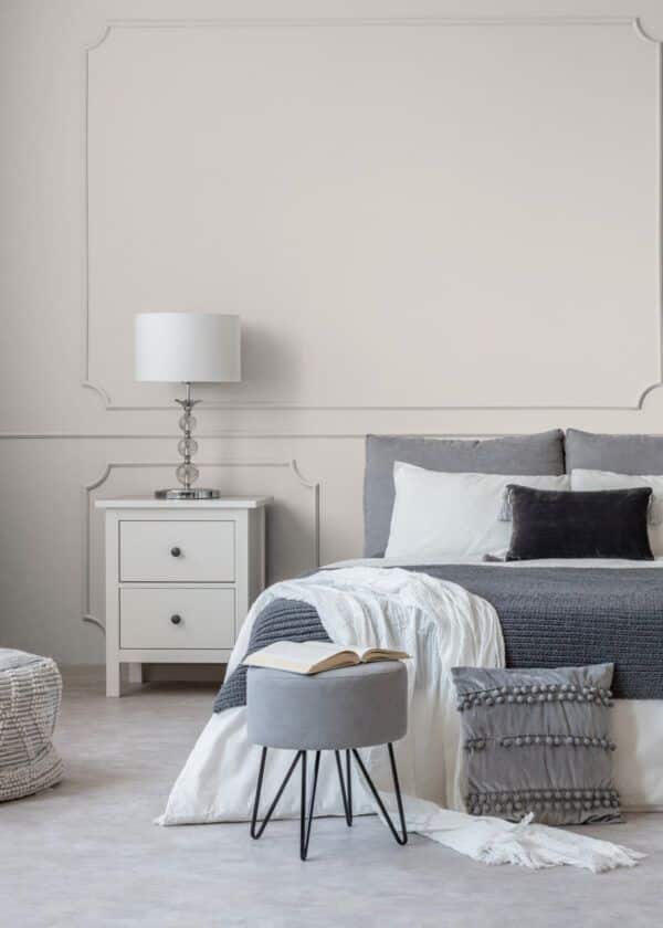 Chambre à coucher blanche et grise, mise en valeur par notre blanc rosé ICE CREAM - N°2045 Peintures 1825