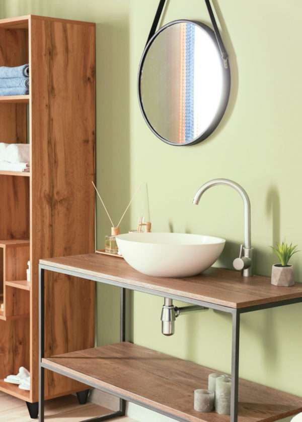 Salle de bain avec meubles en bois et miroir métallique, mise en valeur par notre vert clair LAIT D'AMANDE - N°1959 Peintures 1825