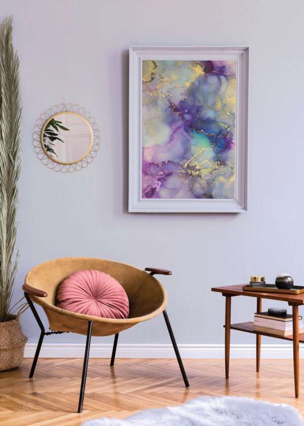 Salon avec fauteuil moderne et grand tableau, mis en valeur par notre violet pastel LILAS - N°1980. Peintures 1825