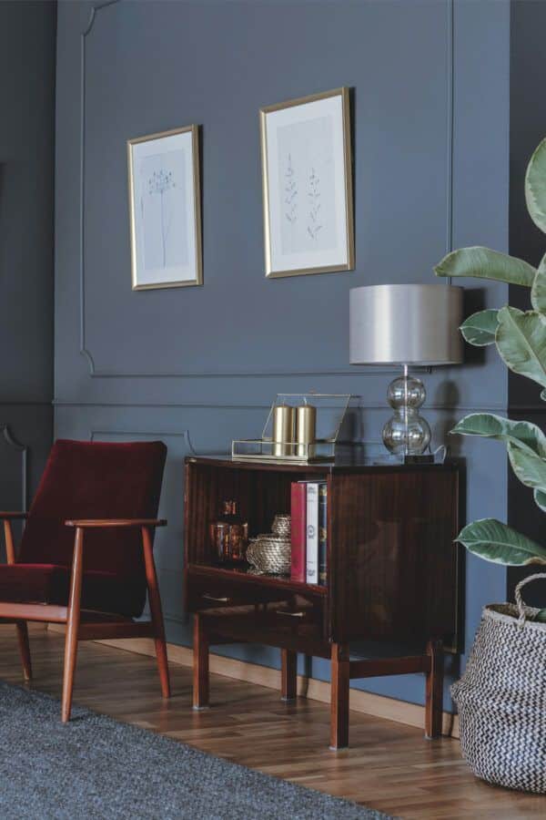 Salon avec fauteuil en velours rouge et meuble en bois, mise en valeur par notre gris violacé LIPS PURPLE - N°2014 Peintures 1825