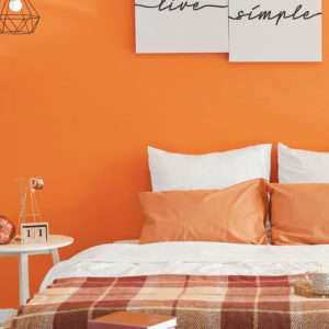Chambre à coucher avec parure de lit blanche et orange et banc en bois, mise en valeur par notre orange MANDARINE - N°2010 Peintures 1825
