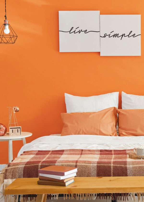 Chambre à coucher avec parure de lit blanche et orange et banc en bois, mise en valeur par notre orange MANDARINE - N°2010 Peintures 1825