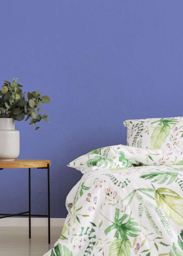 Chambre à coucher avec parure de lit végétale et plante verte, mise en valeur par notre mauve soutenu MAUVE PERSAN - N°2055 Peintures 1825