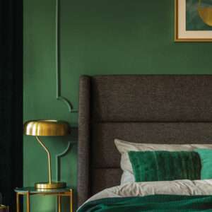 Chambre à coucher somptueuse dans les tons verts et dorés, mis en valeur par notre vert METSA - N°2076 Peintures 1825
