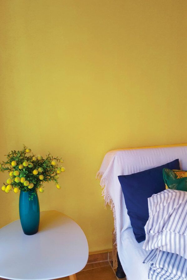 Salon avec canapé blanc, mis en valeur par notre jaune ocre MORDORÉ - N°2008 Peintures 1825