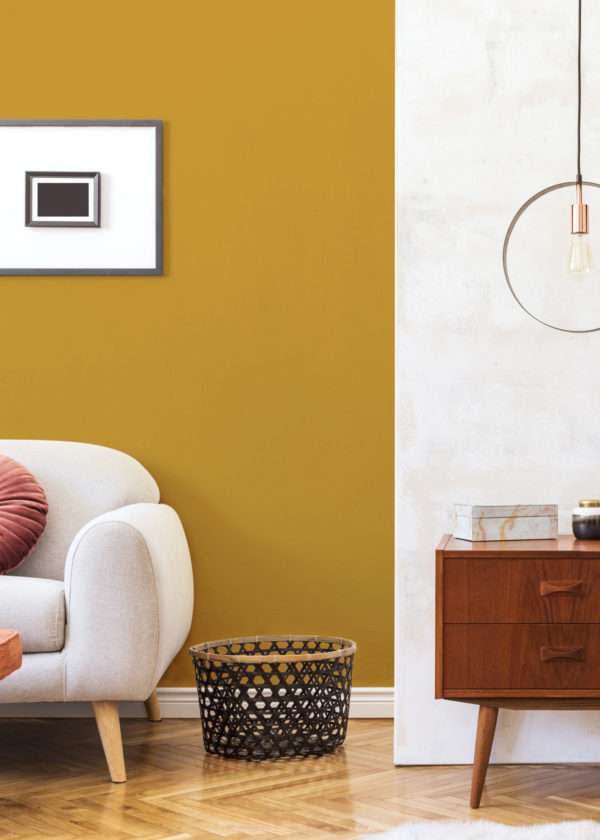 Salon avec canapé blanc et meuble rétro, mis en valeur par notre jaune moutarde MUSTARD - N°2056 Peintures 1825
