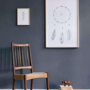 Salon avec chaise en bois et en rotin, mis en valeur par notre gris violet foncé NOCTURNE - N°1990 Peintures 1825