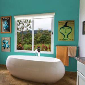 Salle de bain colorée, mise en valeur par notre bleu turquoise OKEANIS - N°2064. Peintures 1825
