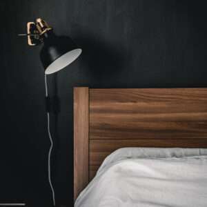 Chambre à coucher avec tête de lit en bois, mis en valeur par notre noir bleuté PEARL OF BLACK - N°2054 Peintures 1825