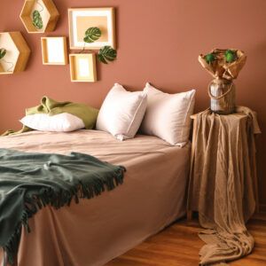 Chambre à coucher avec plantes vertes et parure de lit rose et vert foncé, mis en valeur par notre rouge brun POTERIE - N°1892, Peintures 1825