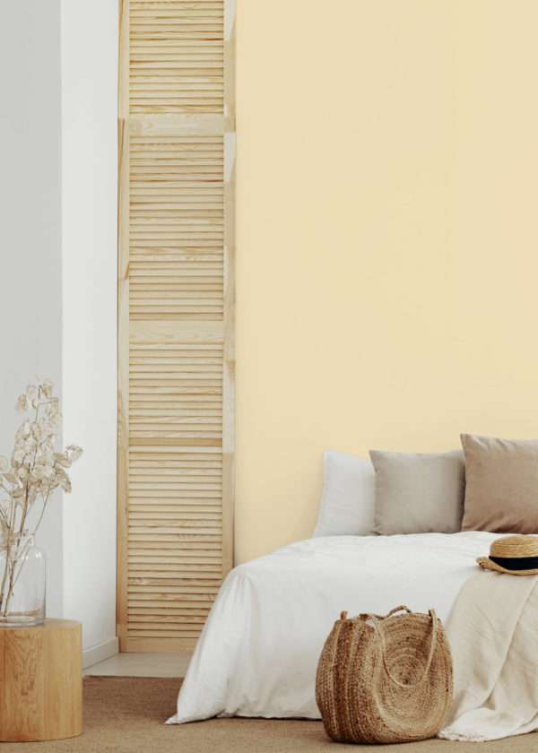 Chambre à coucher avec matériaux naturelles et parure de lit blanche, mise en valeur par notre beige jaune RAPHIA - N°1840 Peintures 1825