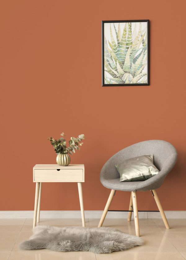 Salon avec mobilier en bois et fauteuil gris, mis en valeur par notre brun TERRACOTTA - N°1999 Peintures 1825