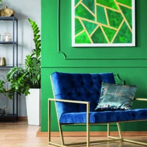 Salon avec canapé en velours bleu et doré, mis en valeur par notre vert émeraude TROPICAL - N°2062 Peintures 1825