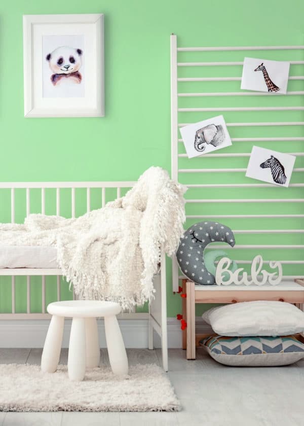 Chambre d'enfant avec mobilier blanc, mise en valeur par notre vert VERT DE MER - N°1950 Peintures 1825