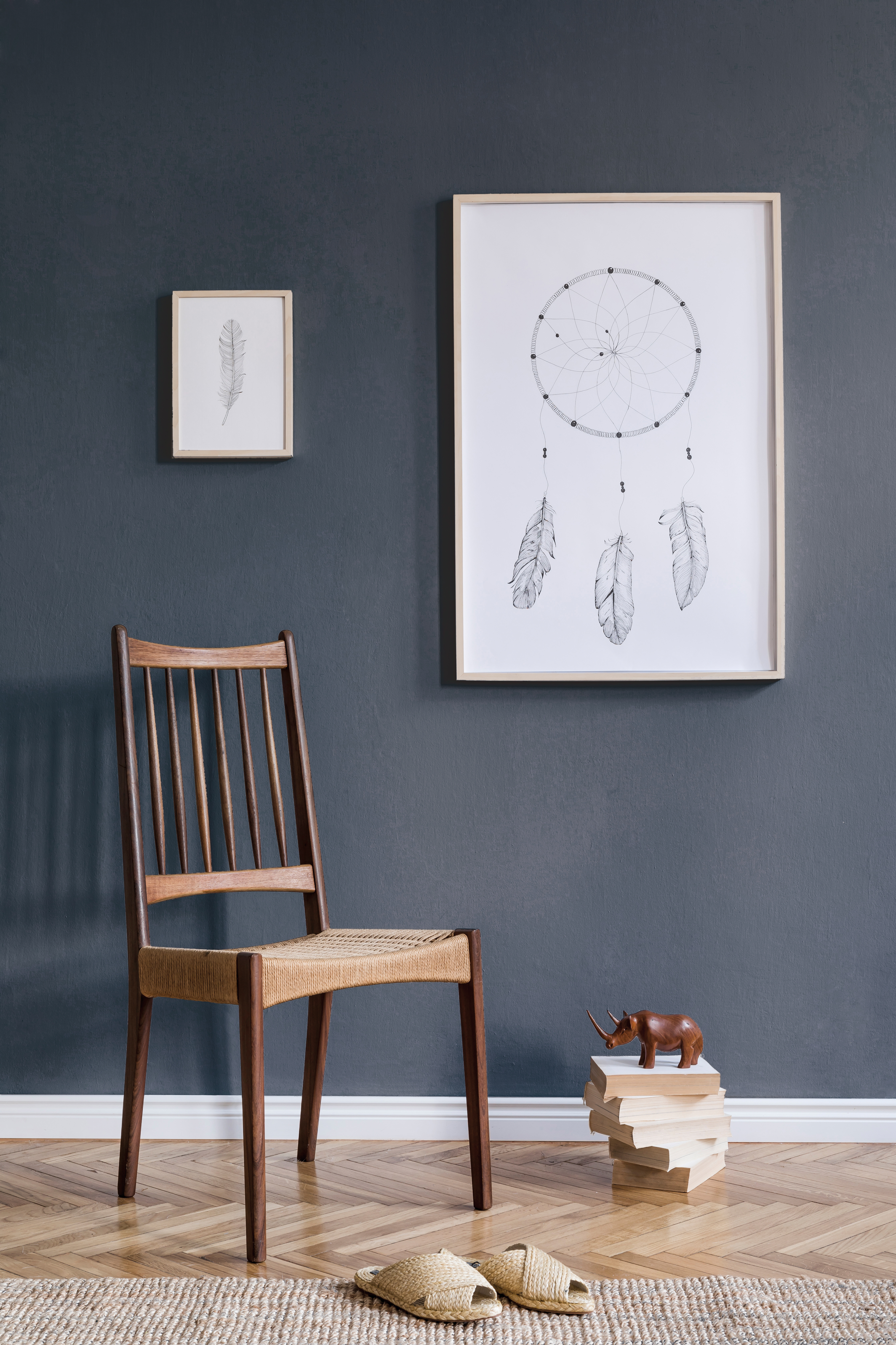 Salon avec chaise en bois, mis en valeur par notre gris violet NOCTURNE - N°1990 Peintures 1825