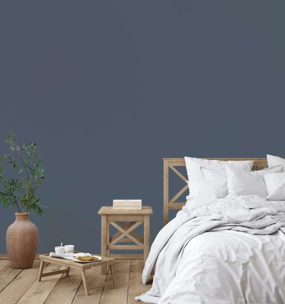 Chambre à coucher avec mobilier en bois clair et parure de lit blanche, mise en valeur par notre gris violet NOCTURNE - N°1990 Peintures 1825