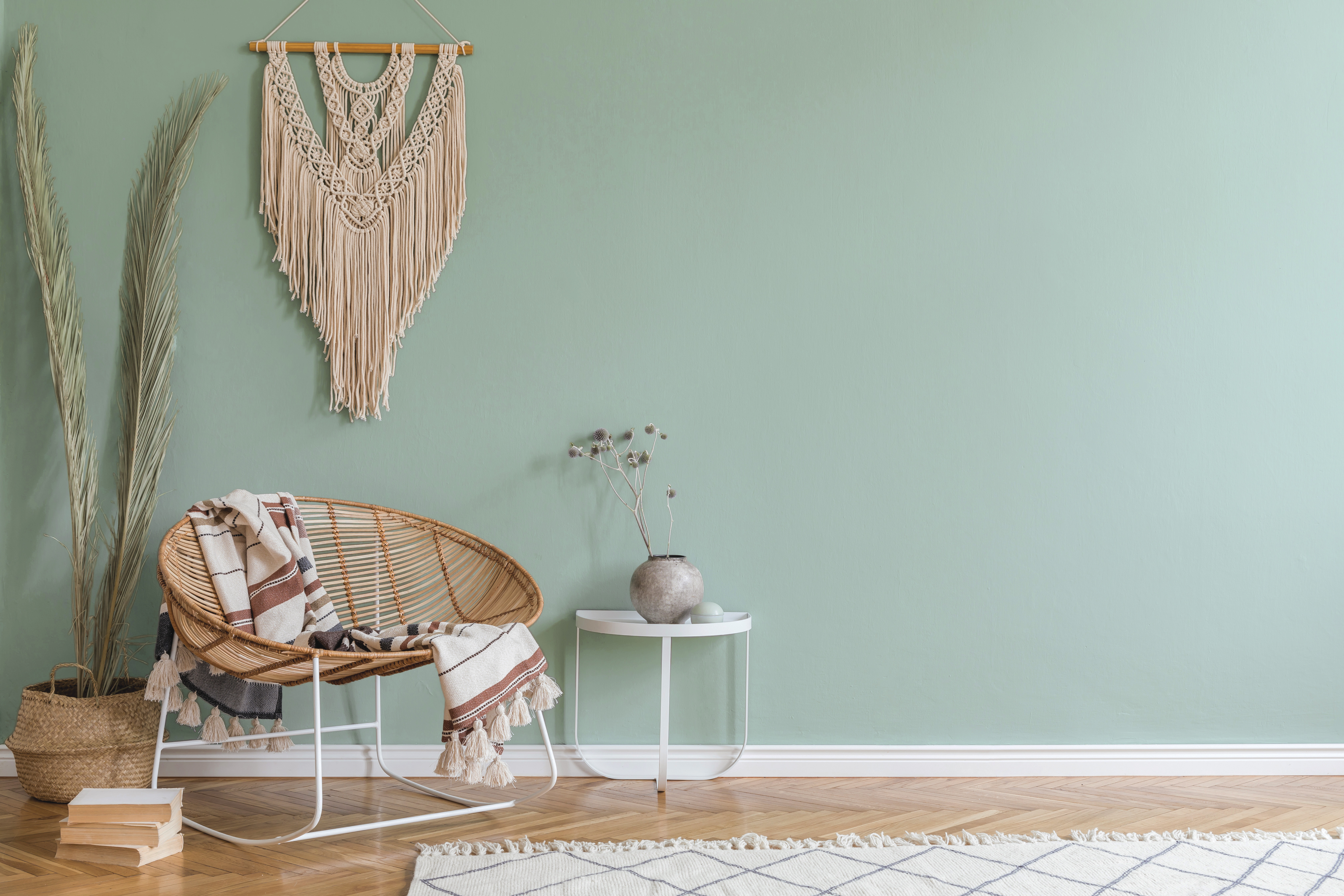 Salon avec fauteuil en rotin et macramé, mis en valeur par notre vert gris VERT DE GRIS - N°1951 Peintures 1825