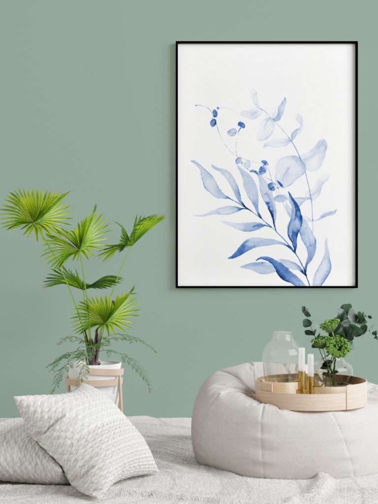 Salon avec pouf blanc, plante verte et illustration végétale bleue, mis en valeur par notre vert gris VERT DE GRIS - N°1951 Peintures 1825