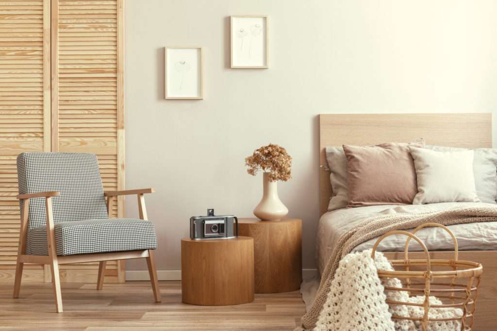 Chambre à coucher avec mobilier en matières naturelles, mis en valeur par notre beige BOULEAU - N°1830 Peintures 1825