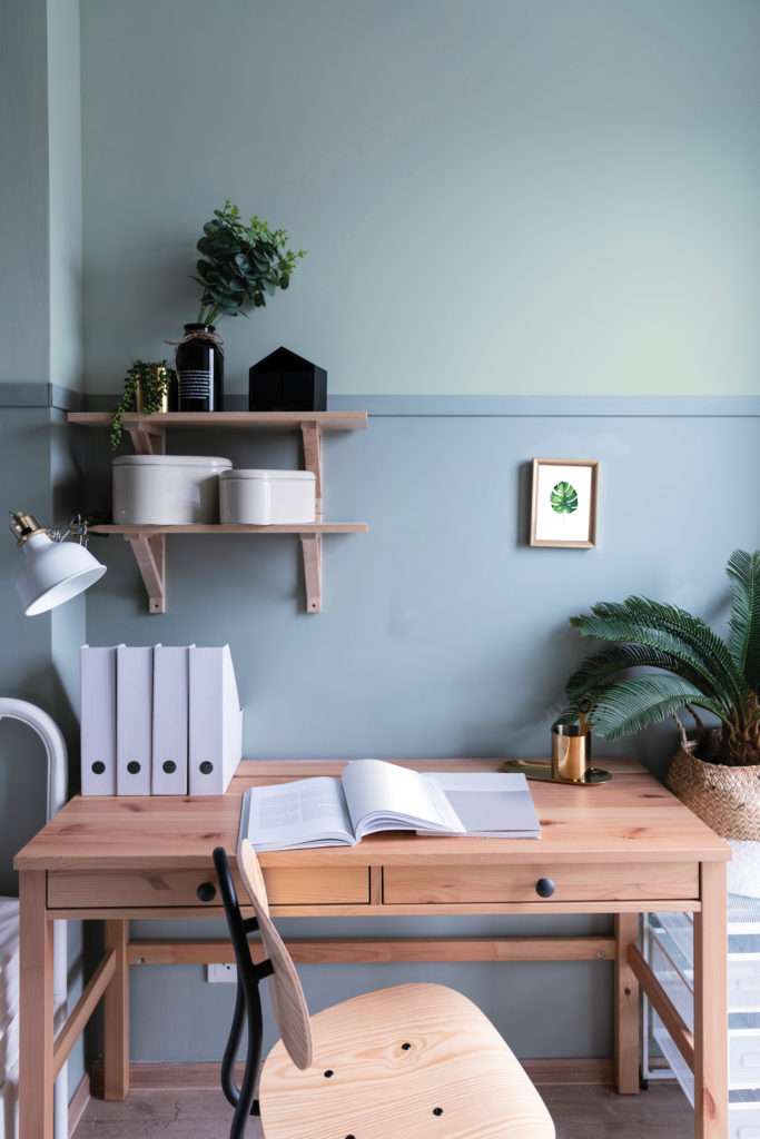 Bureau végétal avec bureau et chaise en bois, mis en valeur par nos bleu clair FJORD - N°1993 et ARTIC - N°1948, Peintures 1825