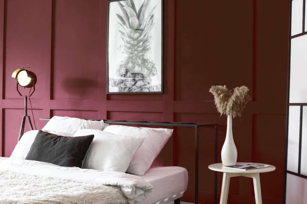 Chambre à coucher élégante et feutrée, mise en valeur par notre rouge bordeaux BACCHUS - N°1876, Peintures 1825