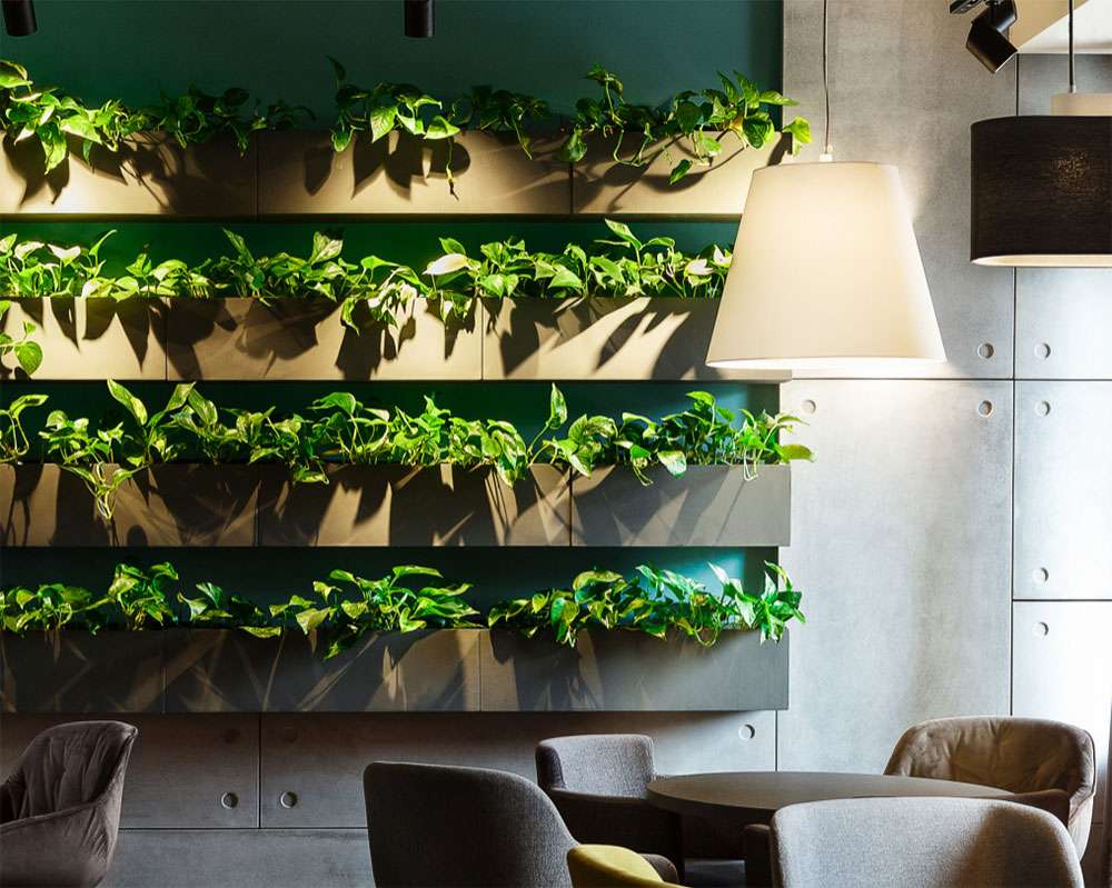 Salle à manger avec un mur végétal.